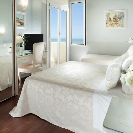 Hotel Admiral - On The Beach Riccione Luaran gambar